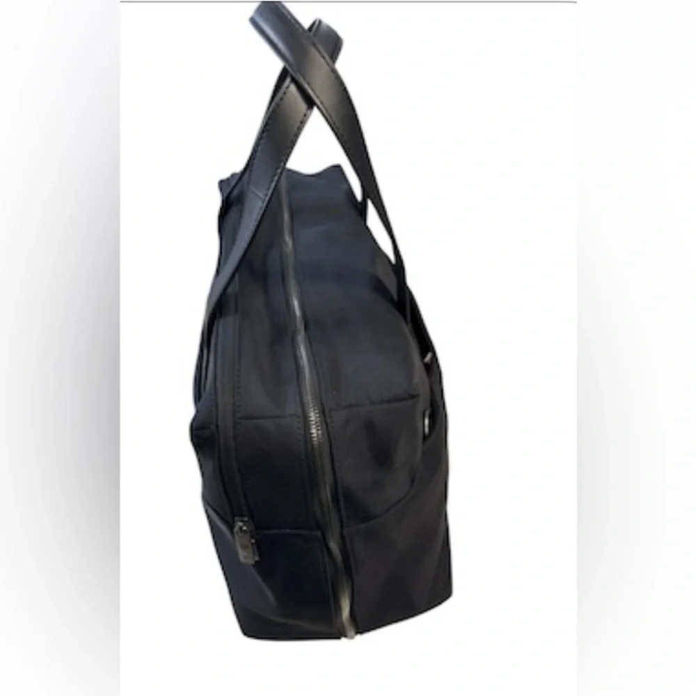 AWAY “The Everywhere Bag”in Black 20L